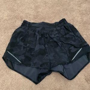 Black Camo Lululemon Hotty Hot Shorts 4” Inseam
